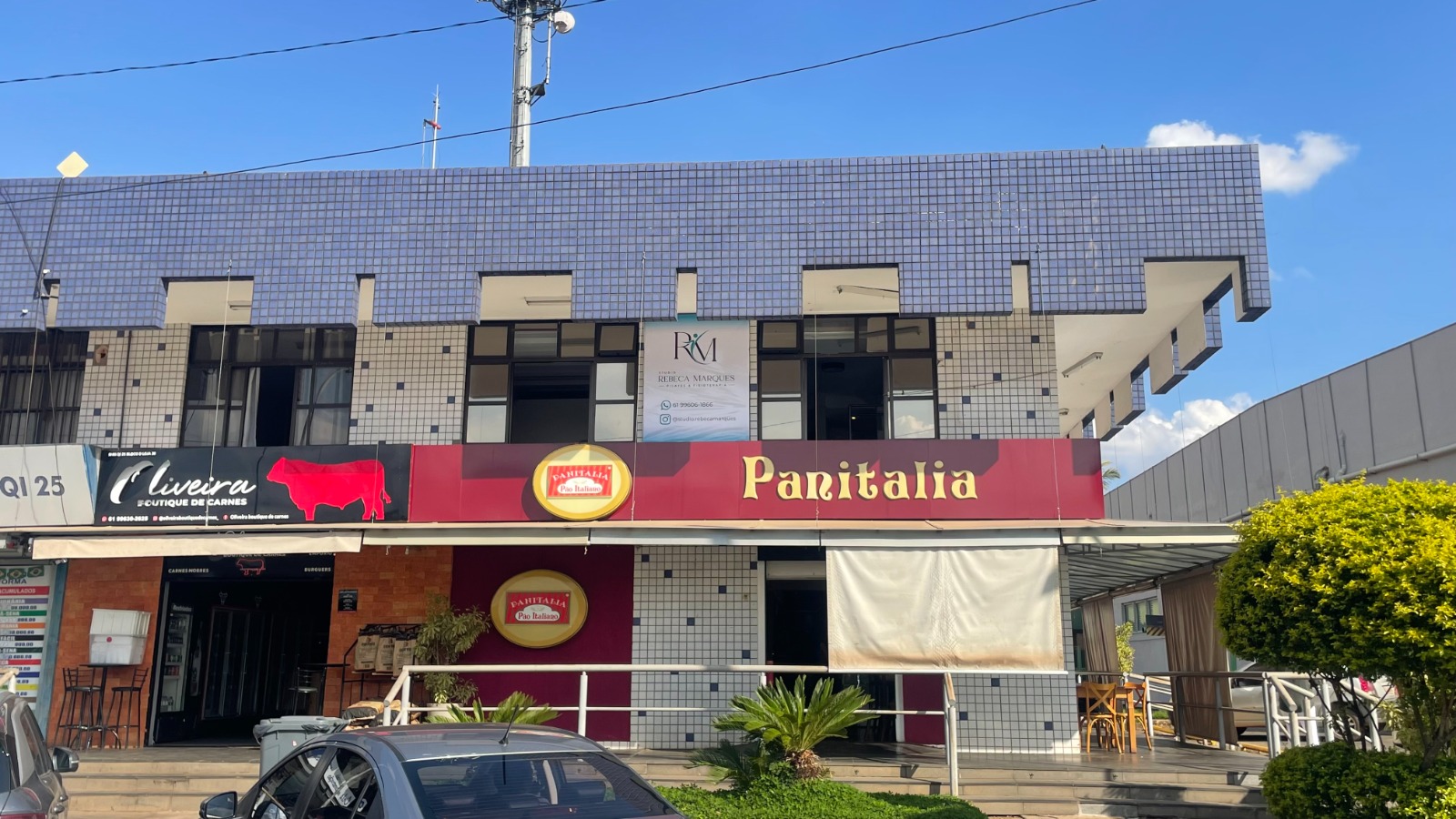 Fachada do prédio com a placa do Studio Rebeca Marques