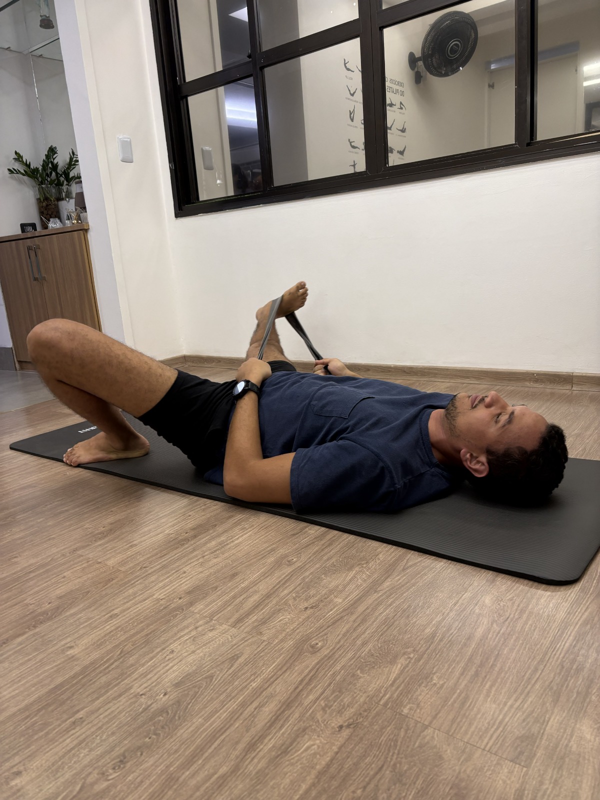 Exercício de alongamento com faixa elástica