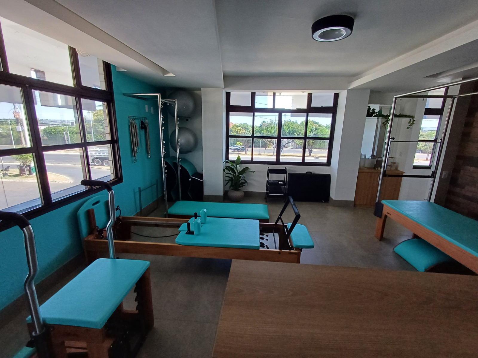 Sala de aparelhos com Reformer e janelas amplas