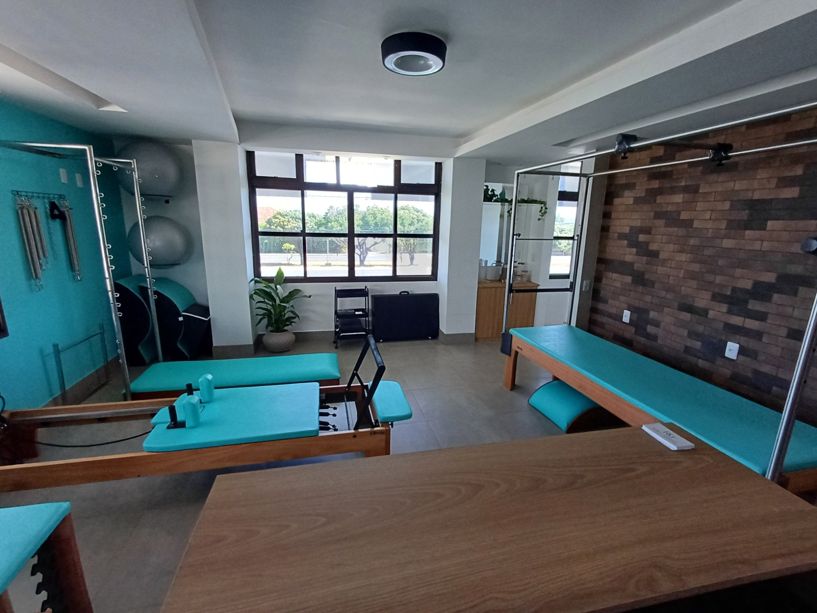 Sala de aparelhos do studio com Reformer e Cadillac