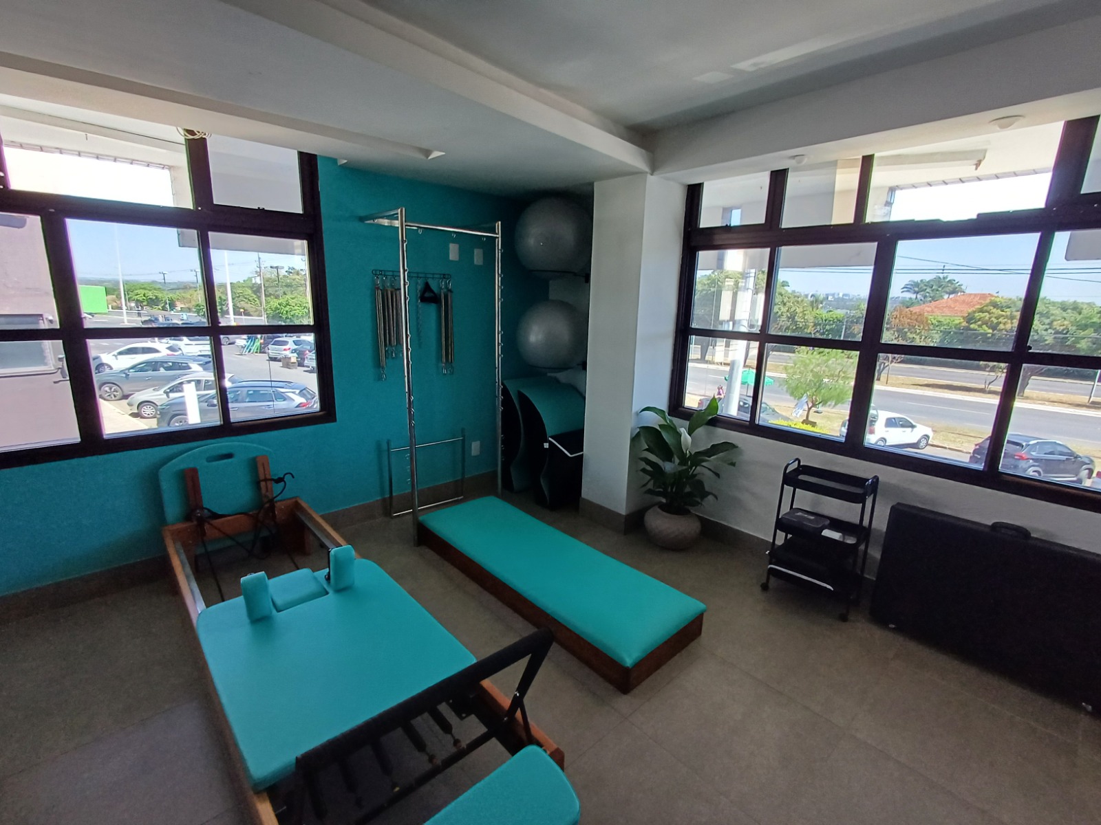 Visão geral da sala com aparelhos e parede de tijolos